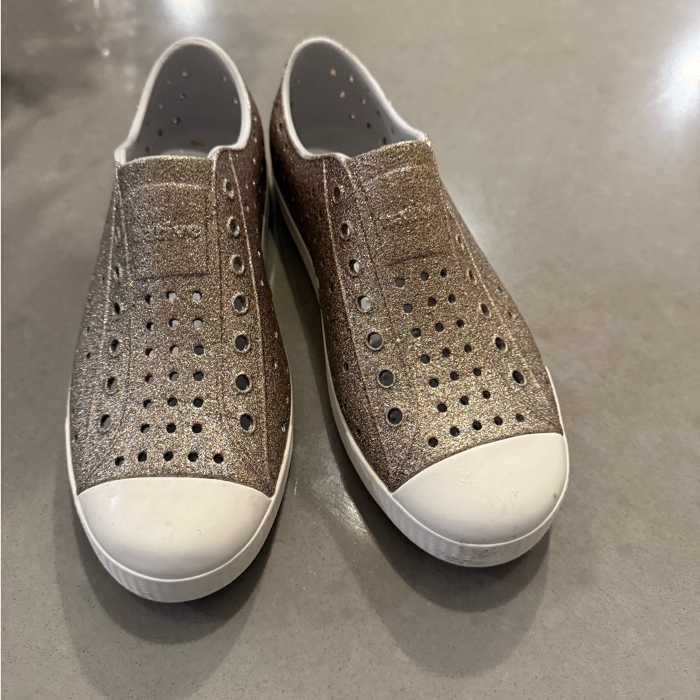 NATIVE Jefferson Bling Slip On l Glittery Silver Water EVA shoes J3 - Picture 2 of 9